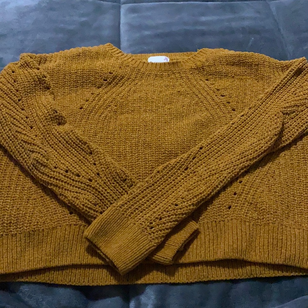 Golden sweater slightly cropped